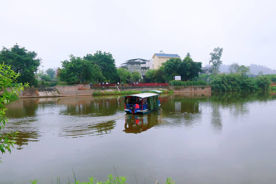 “潼南区卧佛镇碧波荡漾新水库，生态美景共赏新篇章”