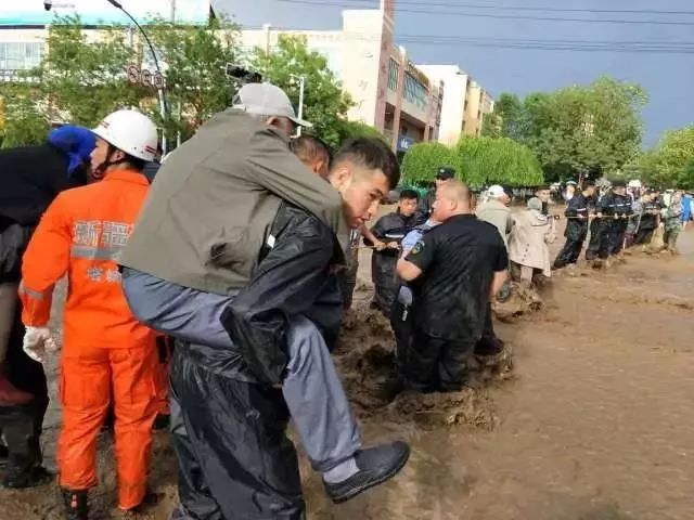 新疆突发泥石流事件实时报道